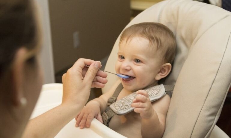 Bebeklerde Ek Gıdaya Geçiş